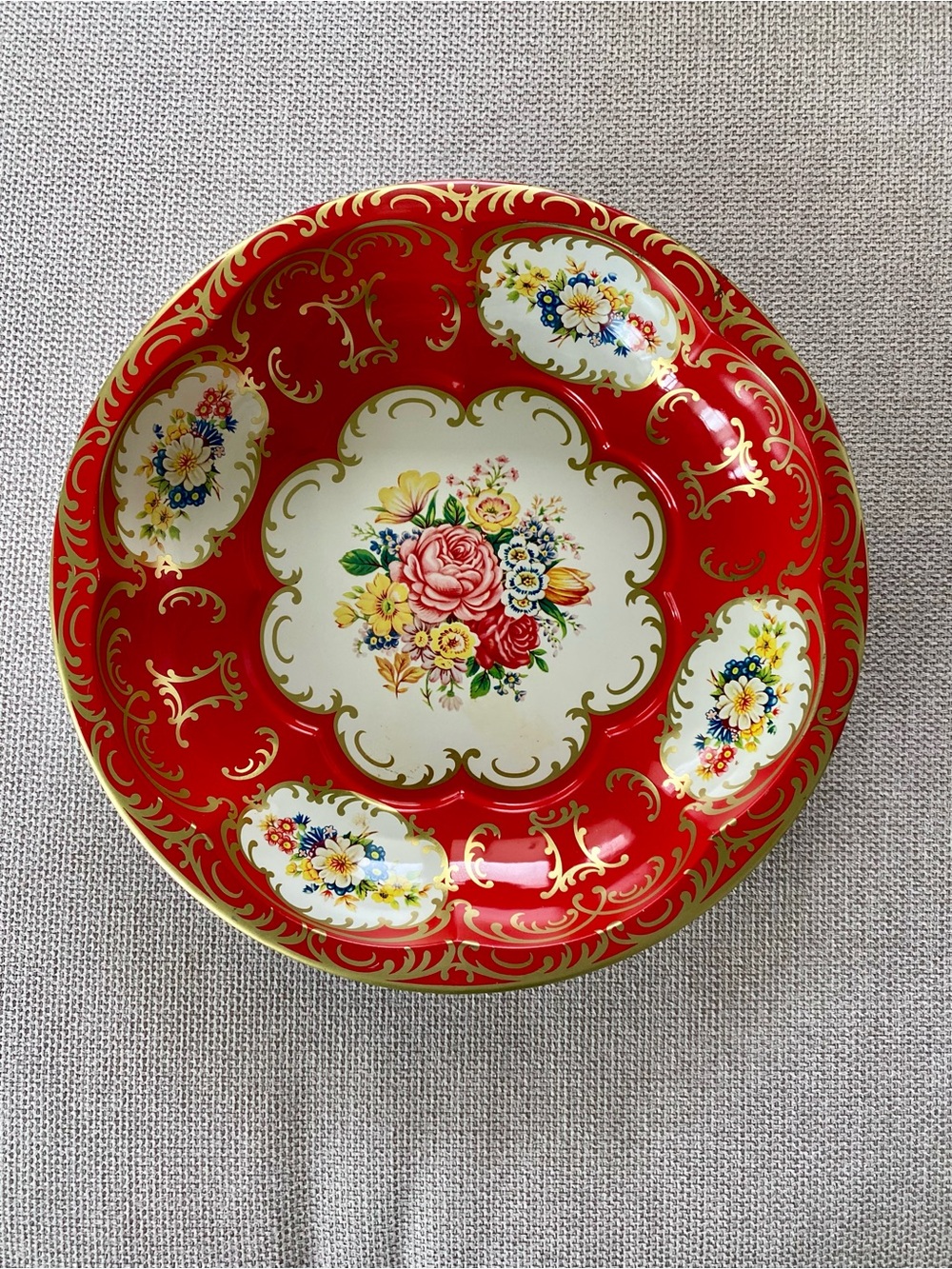Vintage Daher 1971 Tin Decorative Bowl. Designed Long Island NY made in England